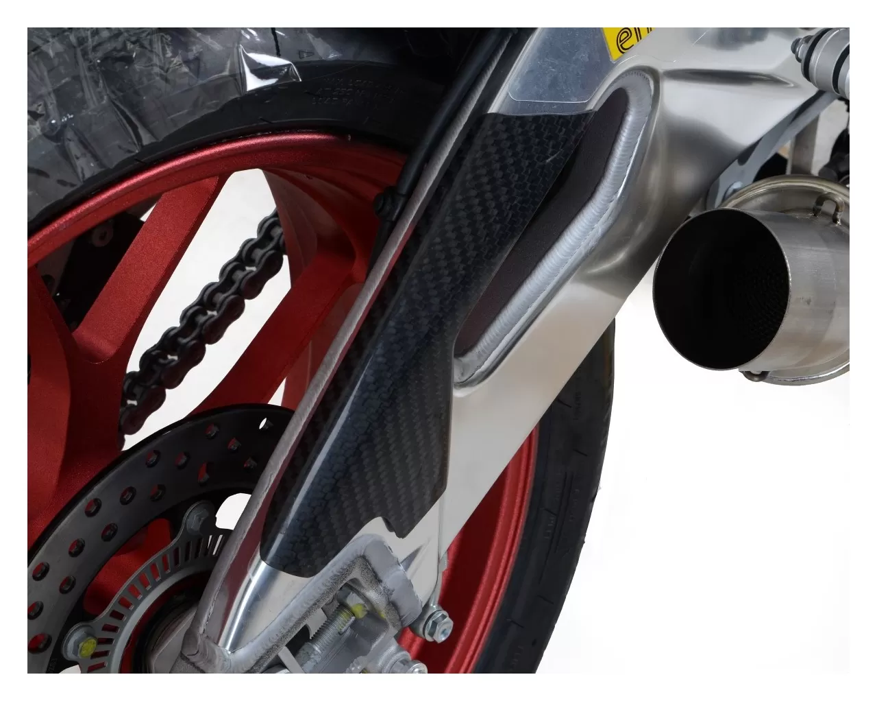 R&G Racing Carbon Fiber Swingarm Guard Aprilia RSV4 / Tuono V4 2015-2021 - Image 2